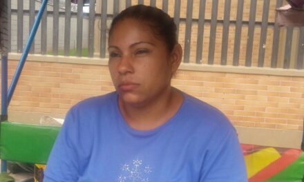 Una mujer se gana la vida abordo de un triciclo en la ciudad de León