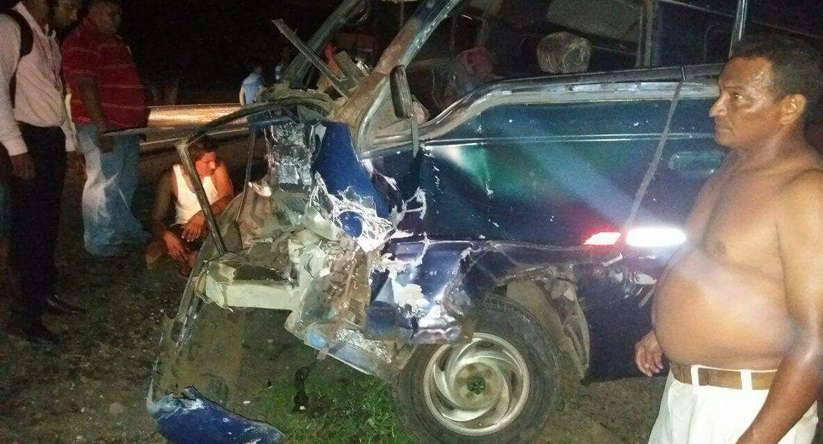 Dos personas resultaron lesionadas al impactar contra una rastra en la carretera León – Chinandega