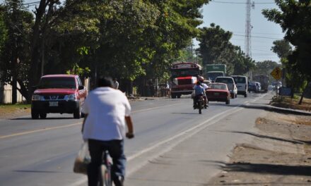 Motorizada impacta contra un trailer en la carretera Baypass