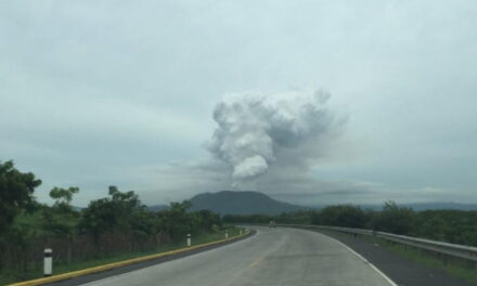 Volcán Masaya con enorme columna de gases