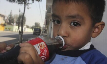 Los médicos piden a padres de familia no dar Coca Cola a sus hijos.