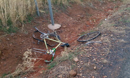 Anciano es arroyado en su bicicleta por pesada rastra