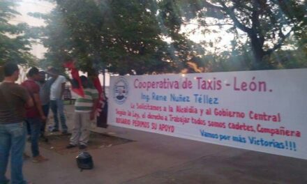 Taxistas “ilegales” piden los dejen trabajar legalmente