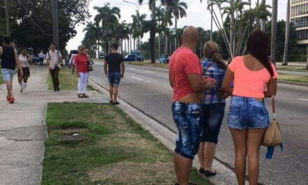 Taxistas cubanos inician huelga de brazos caídos