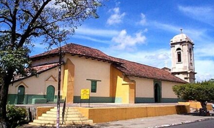 Motorizado sale por los aires al impactar contra un vehículo en barrio El Laborío, León