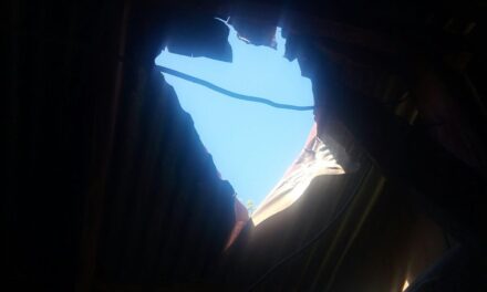Pobladores con temor por constantes pedradas en los techos de sus viviendas