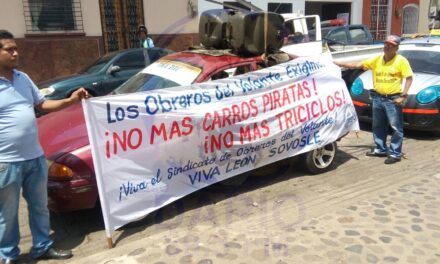 Taxistas legales y tricicleros realizaron plantón y un foro para demandar ordenamiento en el trasporte selectivo de León