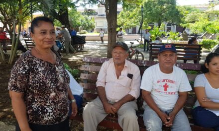 Dueños y cadetes de triciclos se plantan frente a la Alcaldía de León en demanda de sus unidades