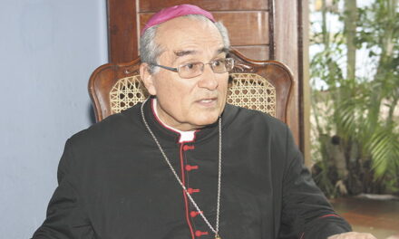 Periodistas cuestionan al Obispo de León sobre su vínculo con el gobierno de Nicaragua