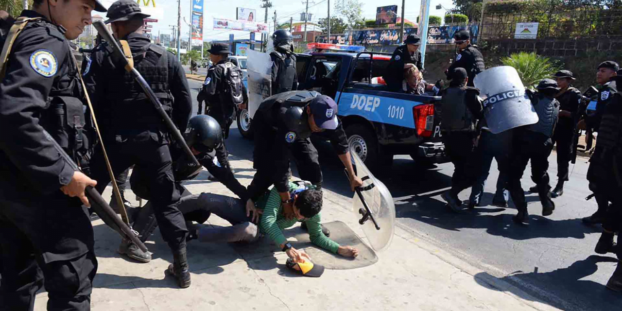 Policía encarcela a dos opositores en Managua