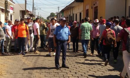 León: Operadores sandinistas se enfrentaron con la sociedad civil en protestas por la reforma del INSS