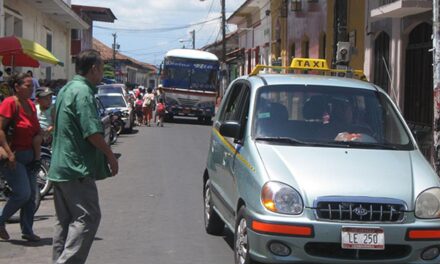 Taxistas legales denuncian masiva circulación de taxis piratas en León
