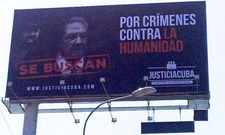 Se buscan por crímenes a la humanidad, dice una valla peruana contra Castro y Maduro