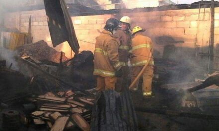Incendio arrasó con una carpintería en Telica
