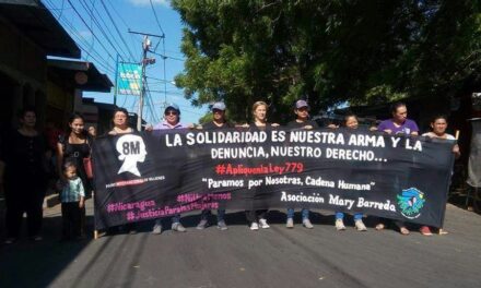 Mary Barreda en plantón por los derechos de las mujeres