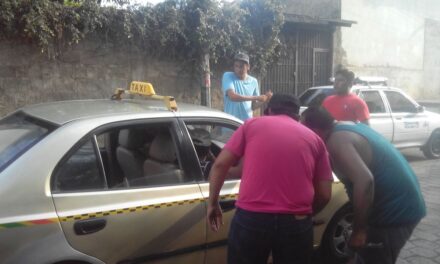 Enfrentamiento violento entre taxistas legales y piratas en León