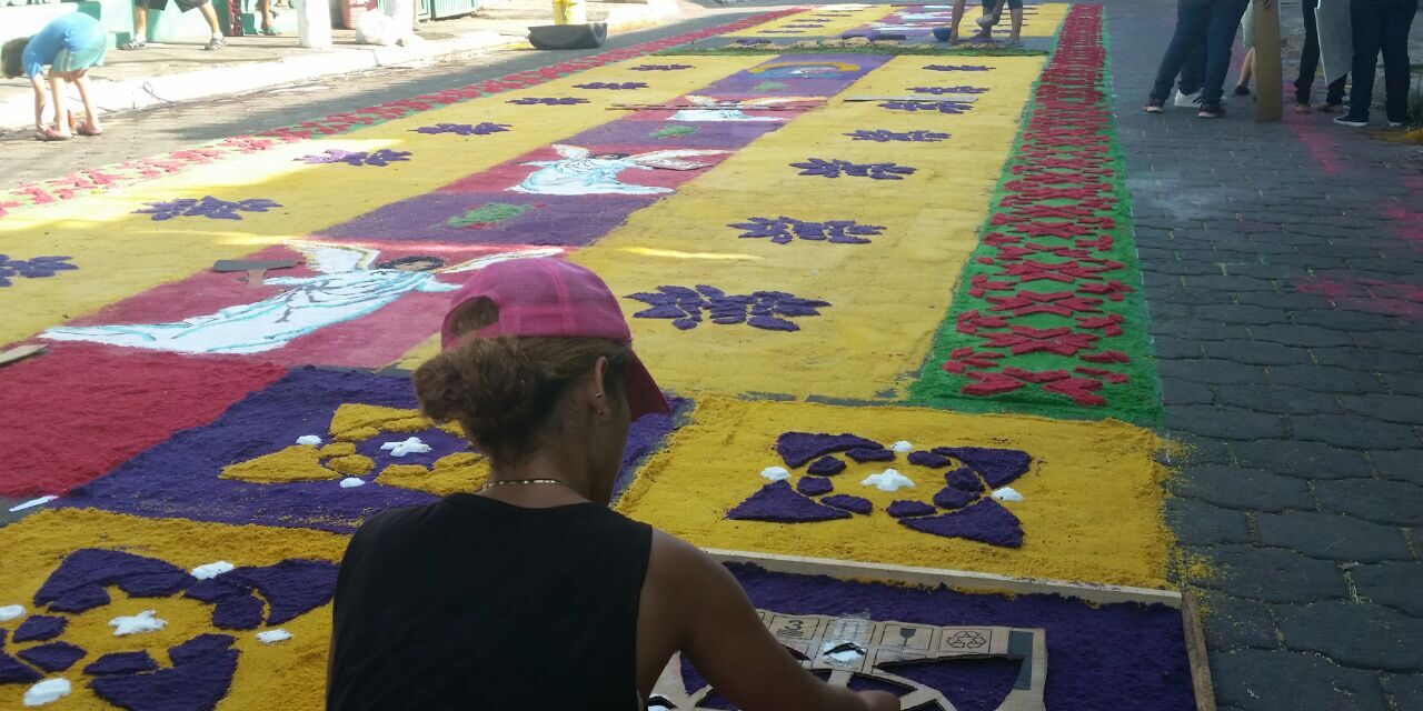 Alfombras sacras dirigidas por matronas chinandeganas.