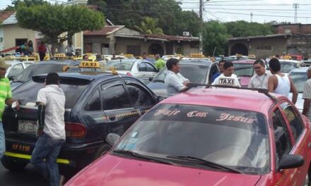 Taxistas legales demandan regulación en el transporte taxis y tricilos
