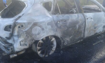 Vehículo arde en llamas en el municipio de Malpaisillo.