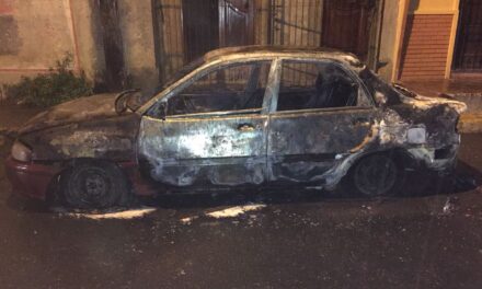 Otro taxi quemado en pleito entre taxistas legales e ilegales