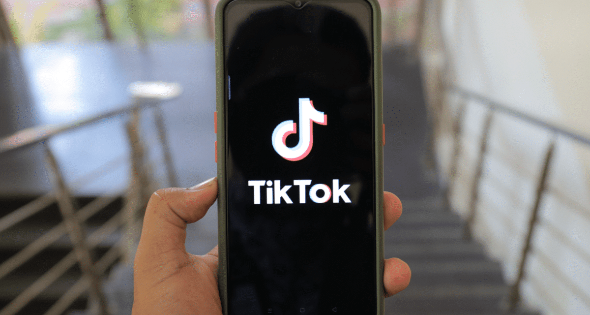 UE impone multa a TikTok por no proteger privacidad de menores