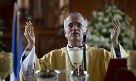 Monseñor Báez dedica Medalla al Servicio de la Democracia a Monseñor Rolando Álvarez y la Iglesia Católica