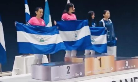 Niñas nicas imparables se llevan tres medallas en campeonato centroamericano de esgrima