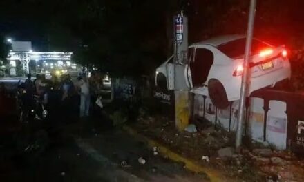 Vehículo dio varias volteretas y quedó encima de un muro, en Managua