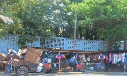 Paradas de buses en Managua a merced de los vendedores informales