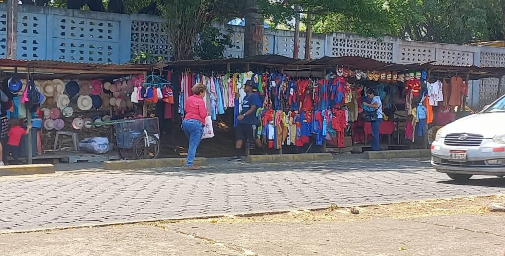 La parada de buses ubicada por el Centro Comercial Managua está tomada por vendedores informales