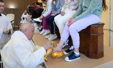 Papa Francisco  lavó los pies a 12 presas de una cárcel romana