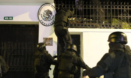 México rompe lazos diplomáticos con Ecuador tras incursión militar en Embajada en Quito