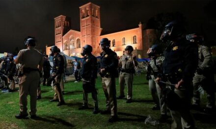 Policías intervienen en campus de la UCLA tras choques entre manifestantes pro Palestina y pro Israel