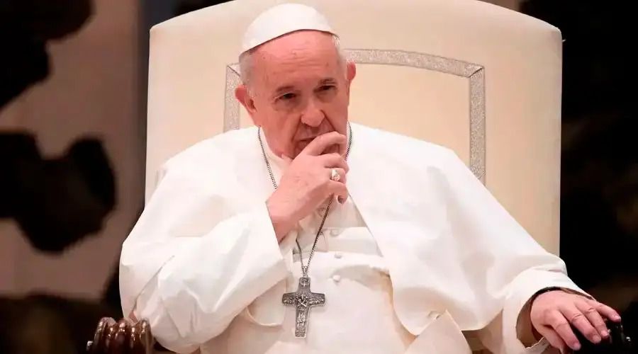 “En la Iglesia hay lugar para todos”, aclara el Papa al pedir disculpas por comentarios sobre no admitir a seminaristas gays