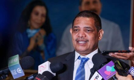 “Renuncia” de Iván Acosta oficializada mientras el exministro es detenido en El Chipote por órdenes del régimen Ortega-Murillo